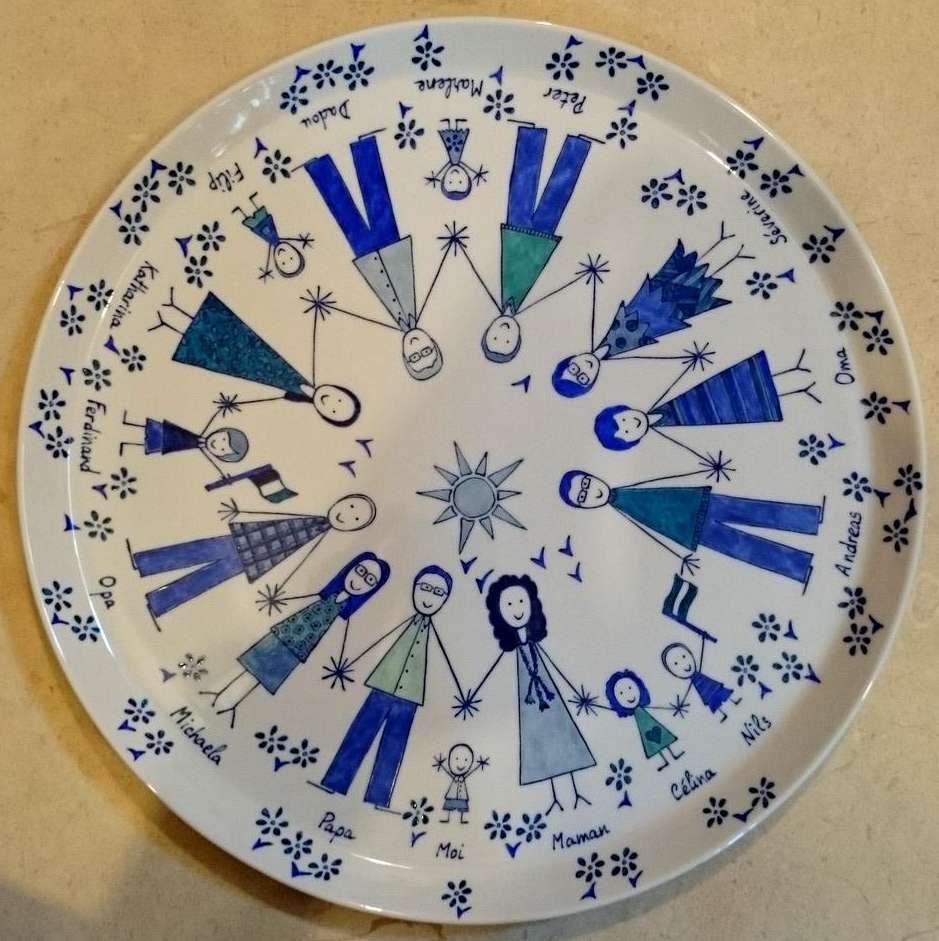 Plat à tarte en porcelaine personnalisé dans un style naïf par une famille dans les tons bleus.